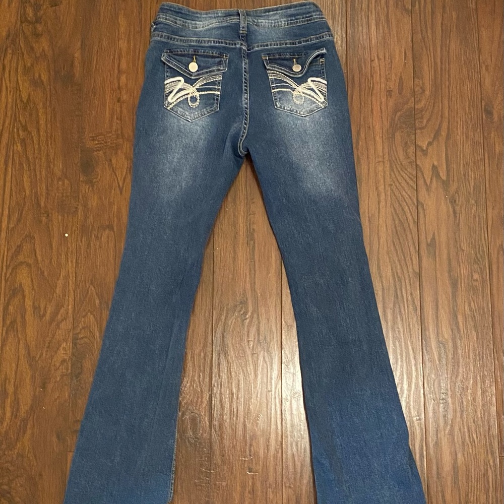 Mid rise flared jeans with pocket designs
